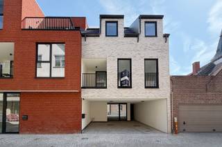 <div>Deze nieuwbouwwoning beschikt over een bewoonbare oppervlakte ca. 167 m² en is ingedeeld als volgt:<br />
<ul>
<li>Gelijkvloers: een carport met plaats voor 2 wagens, een inkomhal, een afzonderlijk toilet, een praktische berging en een fietsenberging</li>
<li>Eerste verdiep: een woonkamer met zit- en eethoek, een open keuken met keukeneiland, een praktische berging en een terras</li>
<li>Tweede verdiep: een nachthal, drie slaapkamers, een afzonderlijk toilet en een badkamer voorzien van inloopdouche en een dubbele wastafel.</li>
<li>Zolder: mogelijkheid tot afwerking zolder en plaatsen vaste trap (mits meerprijs)</li>
</ul>
<br />De ligging is uitstekend op slechts enkele stappen van de Markt en in de directe nabijheid van winkels, scholen, restaurants en recreatie. Daarnaast is de bereikbaarheid een grote troef, zowel met het openbaar vervoer als met de wagen, dankzij de directe verbindingen met de Knokkebaan en E40.<br /><br />De architectuur legt de nadruk op lichtinval, beleving en duurzaamheid. De woning is volledig fossielvrij en uitgerust met de nieuwste technologieën voor energiezuinig en milieuvriendelijk wonen. Zo beschikt de woning over vloerverwarming, aangesloten op een warmtepomp, fotovoltaïsche panelen en een hoogwaardige akoestische en thermische isolatie voor een optimaal comfort en energie-efficiëntie. Bovendien wordt de woning uitgerust met een ventilatiesysteem type D met warmteterugwinning en een warmwaterboiler geïntegreerd in de warmtepomp. Deze duurzame technologieën minimaliseren de ecologische voetafdruk en de maandelijkse energierekening en verhogen het wooncomfort.<br /><br />Bij de aankoop geniet je van hoogwaardige afwerkingsopties en veel keuzevrijheid. De koper kan zijn interieur naar wens vormgeven met voldoende ruime budgetten voor de sanitaire toestellen, de keuken en de vloerafwerking, te selecteren bij kwalitatieve leveranciers. Zo krijgt je woning een persoonlijke touch. <br /><br />Je bezoekers kunnen gebruikmaken van de ruime, gratis openbare parking aan de Sint-Corneliuskerk, gelegen op een zeer korte wandelafstand.<br /><br />Verlaagd BTW-tarief van 6% mogelijk op de volledige constructiewaarde, nu ook voor investeerders mits min. 15 jaar verhuur.<br /><br />Benieuwd naar deze leuk gelegen nieuwbouwwoning in het centrum? Een persoonlijke, vrijblijvende afspraak kan via guillian@landbergh.be of 09 278 78 79 </div>
