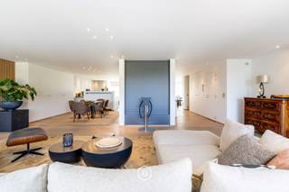 Op de volledige derde verdieping van een kleinschalige residentie, aan de oevers van de oude Leiearm, bevindt zich dit uitzonderlijke appartement...
