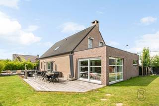 Te koop: Hedendaagse villa met zwembad in Dottenijs! In de gegeerde woonwijk La Cabocherie in Dottignies bevindt zich deze hedendaagse villa. Dankzij de kwalitatieve afwerking en praktische indeling is deze woning ideaal voor gezinnen of wie wonen en werken wil combineren.Wat maakt dit pand uniek?Via de ruime inkomhal met gastentoilet komt u in de lichtrijke leefruimte met volledig uitgeruste open keuken. Daarnaast beschikt de woning over een polyvalente ruimte met directe toegang tot de tuin, ideaal als bureau, praktijk of speelkamer. Verder zijn er een douchekamer, wasruimte, berging en een inpandige garage. Op de verdieping bevinden zich drie ruime slaapkamers, een dressing en een badkamer.Buiten geniet u van een zonnig terras, een mooi aangelegde tuin met zwembad, een carport en meerdere private parkeerplaatsen.De woning is bovendien energiezuinig en uitgerust met zonnepanelen, conforme elektriciteit, dubbele beglazing en behaalt een gunstig EPC-label B.Voor wie is dit ideaal?Ideaal voor mensen die op zoek zijn naar een instapklare villa met zwembad, veel leefruimte en een rustige residentiële ligging.Te koop via Immo Beguin, jouw vastgoedexpert sinds 2009, met kantoren in Ronse, Waregem, Kortrijk, Deinze, Doornik en Lessines.Meer info of bezoek via sebastien@immobeguin.be