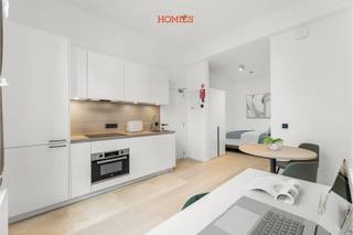 In dit zopas totaal gerenoveerd studentenpand in de Ravenstraat 64 bieden wij een instapklare studio aan met hoogwaardige materialen en EPC A. Gelegen op het gelijkvloers aan de voorzijde, combineert deze studio comfort, privacy en functionaliteit. De unit beschikt over een eigen badkamer met douche, toilet en lavabo en een volwaardige eigen keuken met vaatwasser en combi-oven, aangevuld met een tafeltje en stoelen. Daarnaast worden een boxspring (140×200), bureau, bureaustoel en kleerkast voorzien, waardoor deze studio volledig gebruiksklaar is. Bewoners genieten eveneens van een gemeenschappelijk terrasje achteraan in een rustig kader. Een duurzame en kwalitatieve woonoplossing, perfect als veilige investering in studentenvastgoed. Heeft u vragen of zou u graag een bezoek inplannen? Aarzel dan niet om ons te contacteren via jef@homies.be of via 016 22 82 22. HOMIÉS, an Eye for Immo.