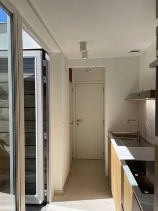 <p>Bent u op zoek naar een instapklare en energiezuinige woning op een toplocatie? Deze volledig vernieuwde woning bevindt zich in het hart van Ninove, op wandelafstand van het Ninia Shopping Center, winkels, scholen, openbaar vervoer en alle faciliteiten die het stadscentrum te bieden heeft.</p>
<p>De woning werd recent volledig gerenoveerd met een aangename lichtinval en een praktische indeling.</p>
<p>Op het gelijkvloers vindt u een gezellige leefruimte, een volledig nieuwe keuken, een lichtrijke patio die zorgt voor een open en aangenaam gevoel, een moderne badkamer en een aparte toiletruimte.</p>
<p>Op de eerste verdieping bevinden zich twee volwaardige slaapkamers.</p>
<p>Daarnaast beschikt de woning over zonnepanelen, conforme elektriciteit en een gunstig EPC-label A, wat garant staat voor een uiterst energiezuinig verbruik en lage energiekosten.</p>
Intrede kan onmiddellijk. Huurprijs 950 EUR / maand. <br />
<p>Interesse in deze prachtige huurwoning? Neem gerust contact op met Jordi 0477/32.61.53 voor meer informatie of een bezoek ter plaatse.</p>