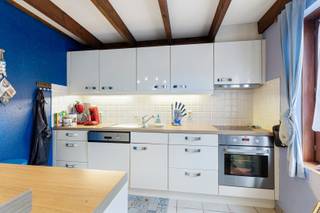 Deze vakantiewoning is gunstig gelegen in domein Duinendaele nabij de Franse grens, Plopsaland en het natuurreservaat. Hier geniet u van een woning met 3 slaapkamers, een zongerichte tuin met tuinhuis en parkeerplaats voor de deur. De vernieuwde terrassen en heraangelegde voortuin geven een prachtige uitstraling en binnen kunt u het volledig inrichten naar wens. Deze woning wordt bemeubeld aangeboden.<br /><br />Indeling van de vakantiewoning is het volgende:<br />Inkom, wc, badkamer, gelijkvloerse slaapkamer, leefruimte met open keuken en doorgang tot de tuin, op het verdiep een overloop met 2 slaapkamers.<br /><br />Enkele troeven:<br /><br />- Vernieuwde terrassen en tuin<br />- Privatieve parkeerplaats aan de deur<br />- Centraal gelegen tussen natuur, pretpark en Frankrijk<br />- Sportvelden en openluchtzwembad in het domein