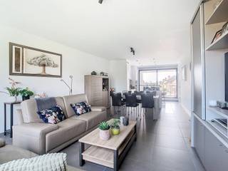 <strong><span>Stijlvol app met 2 SLPK, Terras én staanplaats, Toplocatie!</span></strong><br /><br />In dit <strong>stijlvol appartement</strong>, gelegen op de tweede verdieping van 'Residentie Sanctus', wordt U verwend met een modern, strak en trendy interieur. Daar bovenop ook met een groen en rustgevend uitzicht vanuit de lichtrijke leefruimte én van op het groot en aangenaam terras.<br /><br />De Heilig Hartlaan, <strong>vlot bereikbaar met de wagen en het openbaar vervoer,</strong> op wandelafstand van alle nodige faciliteiten én in de nabijheid van het centrum van de stad.<br /><br />Het appartement biedt U naast <strong>een ruime inkomhal, een lichtrijke leefruimte met een open en volledig ingerichte keuken</strong>, <strong>2 luxueuze slaapkamers</strong>, <strong>een moderne badkamer met inloopdouche en lavabo, een apart toilet én een afgesloten berging</strong> thv de keuken.<br /><br />Het gebruik van strakke en éénzelfde duurzame materialen in alle ruimtes bepaalt mee de luxe dat dit appartement uitstraalt!<br /><br />De <strong>aanwezigheid van zonnepanelen én een vlot te bereiken overdekte staanplaats</strong> met sectionaalpoort (afstandsbediening), met aanpalend een fietsenberging, maakt het geheel compleet!<br /><br />Maandelijkse provisie : 75 euro.<br /><br />Voor meer info en/of een bezoek maak uw afspraak via info@kurtimmo.be!