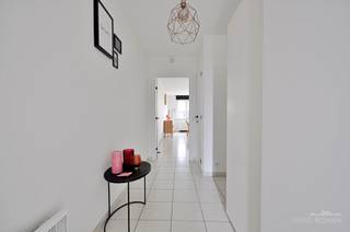 Situé au cœur d'Avelgem, cet appartement rénové bénéficie d'un emplacement de choix. Les commerces, les restaurants, les écoles et les transports en commun sont accessibles à pied, ce qui garantit un cadre de vie confortable et pratique.<br /><br />Agencement : le hall d'entrée, doté de toilettes séparées pour les invités, donne accès au salon et à la salle à manger lumineux. À côté se trouve la cuisine moderne et rénovée, équipée de tous les appareils nécessaires, ainsi qu'un débarras pratique. L'appartement dispose également d'un agréable balcon où vous pourrez profiter d'un moment de tranquillité.<br /><br />Il y a également une chambre spacieuse et une salle de bains récemment rénovée avec lavabo, douche à l'italienne et placards intégrés. Ces placards offrent la possibilité d'y installer une machine à laver.<br /><br />Supplément : lors de la vente, le mobilier présent peut être inclus, vous laissant, en tant qu'acheteur, la liberté de le reprendre ou non sans supplément de prix.<br /><br />De plus, l'appartement dispose de certificats favorables, avec un label EPC C et un certificat de conformité électrique.<br /><br />Plus d'informations ? Contactez Els Callewaert au 0478 61 64 34 ou à l'adresse els@immoroman.be<br />