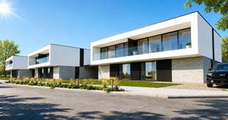 <strong>LUXUEUS NIEUWBOUWPROJECT</strong> met royale woonoppervlakte, <strong>DUURZAME TECHNIEKEN</strong> en een <strong>UITSTEKENDE BEREIKBAARHEID</strong> in Oosterzele. Dit exclusief project omvat <strong>VIJF HOOGWAARDIGE WONINGEN</strong> met een <strong>PRACHTIG UITZICHT OVER DE LANDELIJKE OMGEVING</strong>. Elke woning beschikt over een <strong>BEWOONBARE OPPERVLAKTE VAN 208 M²</strong>, <strong> AANGELEGDE TUIN</strong>, carport, tuinberging van 15 m² en twee terrassen van telkens 16 m² op zowel het gelijkvloers als de verdieping. Bij de bouw wordt sterk ingezet op kwaliteit en energiezuinig wonen dankzij <strong>ZONNEPANELEN, VLOERVERWARMING EN EEN LUCHT-WATER WARMTEPOMP</strong>. Tenslotte geniet u hier van de rust en het <strong>GROENE KARAKTER VAN DE BUURT</strong>, terwijl <strong>GENT EN ZOTTEGEM</strong> dankzij de nabijheid van belangrijke invalswegen vlot bereikbaar zijn. Ook <strong>PENDELAARS</strong> vinden hier een ideale uitvalsbasis met het <strong>STATION VAN BALEGEM-ZUID</strong> op slechts 850 meter.<br /><br /><span><strong>Prijs exclusief BTW en kosten. Verkoop onder het BTW-stelsel. Mogelijkheid tot <u>aankoop aan 6% BTW</u> indien voldaan wordt aan de wettelijke voorwaarden.</strong></span><br /><br />Adres: Boerenstraat lot 1-5 te Oosterzele