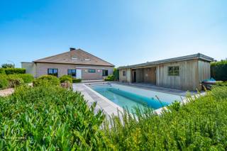 <u><strong>PLUSPUNTEN:</strong></u><br />+ TOP-ligging<br />+ Asbestveilig<br />+ 6 slaapkamers<br />+ Volledig onderkelderd<br /><br />Gelegen op een strategische locatie langs de Hasseltsesteenweg 518, één van de belangrijkste invalswegen van Sint-Truiden, vind je dit uitzonderlijk ruime handelshuis met tal van mogelijkheden. De zichtbaarheid en bereikbaarheid zijn hier absolute troeven: dagelijks passeren honderden voertuigen voor de deur, wat zorgt voor maximale commerciële zichtbaarheid.<br /><br />De tuinzijde biedt een adembenemend panoramisch uitzicht over uitgestrekte landbouwvelden, waardoor je iedere dag opnieuw kan genieten van de rustgevende schoonheid van de natuur. Het beste van twee werelden!<br /><br /><u><strong>HANDELSZAAK:</strong></u><br />De handelsruimte is goed zichtbaar vanaf de straatkant en makkelijk toegankelijk. Momenteel ingericht als frituur met verbruikerszaal, speelhoek, koel- en vriescel, sanitaire voorzieningen en terras. Mits de juiste vergunningen laat de indeling zich echter makkelijk aanpassen aan verschillende commerciële invullingen: praktijk, kantoor, showroom, winkelruimte of dienstverlenend beroep. <br /><br /><u><strong>WONING:</strong></u><br />Het praktische woonhuis werd door de jaren heen steeds onderhouden en is verdeeld over drie verdiepingen: gelijkvloers, eerste verdiep en kelder. Op het gelijkvloers vind je naast een riante living (56m²) ook de keuken, badkamer, toilet en een eerste slaapkamer waardoor je hier volledig gelijkvloers kan wonen. Met brede deuren naar de kamers is zelfs al gedacht aan maximaal comfort voor de oudere dag. Met nog eens vijf ruime slaapkamers en een tweede badkamer op de verdieping biedt deze woning voldoende ruimte voor het hele gezin. Dit maakt het pand uitermate geschikt voor wie wonen en werken wil combineren. <br /><br /><u><em>Man cave</em></u><br />Als extra troef is het volledige pand onderkelderd en dat met een opmerkelijke plafondhoogte. De kelder leent zich prima tot stockage, archiefruimte, autostalling, atelier, home gym of zelfs XL man cave. <br /><br /><em><u>Tuinplezier</u></em><br />Enkele leuke extra troeven vind je in de tuin: naast een zeer ruim terras geniet je hier van een zwembad met rolluik, buitendouche en poolhouse.* Dit leent zich overigens ook perfect tot het plaatsen van een lounge met buitenhaard. Ook al heb je het weer niet in de hand, hier vind je altijd wel een plekje om tot rust te komen na een drukke werkdag.<br />*Volgens de regularisatievergunning dienen<span> poolhouse en zwembad plaats te maken voor groen (gazon) (niet vergunde toestand). Hiervoor wordt dan ook geen meerwaarde gevraagd. Voor het overige wordt verwezen naar de vergunde plannen ingediend bij de regularisatieaanvraag, beschikbaar op eenvoudig verzoek.</span><br /><br /><u><strong>EXTRA TROEF:</strong></u><br />Naast de commerciële mogelijkheden biedt dit pand ook de kans om het volledig te transformeren tot een exclusieve villa op een royaal perceel. Dankzij de bestaande volumes en de ruime indeling kan hier een luxueuze gezinswoning ontstaan met meerdere slaapkamers, leefruimtes, wellness of thuiskantoor. De grote tuin en het ruime karakter van het perceel zorgen voor een uitzonderlijke woonervaring op een toplocatie, met alle comfort en privacy.<br /><br /><u><strong>OMGEVING:</strong></u><br />De groene omgeving in combinatie met haar goede bereikbaarheid maken van dit bijzonder pand een uitstekende locatie om jouw toekomstdromen te realiseren.<br />Alle dagelijkse faciliteiten bevinden zich in een kleine straal en het Domein Nieuwenhoven is hier de absolute hotspot op een steenworp gelegen van jouw nieuwe thuis! Je woont hier in het kloppend hart van de 2de grootste fruitstreek van Europa met ontelbare prachtige wandel- en fietsroutes.<br /><br />Kortom, dit veelzijdige handelshuis is de perfecte uitvalsbasis voor ondernemers of gezinnen die ruimte, visibiliteit en bereikbaarheid hoog in het vaandel dragen, waardoor het de ideale plek is om wonen en werken te combineren en te genieten van alles wat het leven te bieden heeft.<br /><br /><u><strong>CONTACT:</strong></u><br />Zie jij eveneens al het potentieel van dit polyvalente handelshuis?<br />Contacteer mij voor meer info of een vrijblijvende bezichtiging via 011/49.75.90.<br /><br /><em>De vermelde oppervlaktes zijn slechts indicatief. Katrien Wouters - creating IMMOtions kan niet verantwoordelijk gesteld worden voor de juistheid van de aan haar verstrekte gegevens.  </em><br /> 