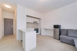 <p><span>Deze </span><span>leuke gerenoveerde studio</span><span> staat te koop op de Italiëlei, pal in het </span><span>centrum van Antwerpen</span><span>, op wandelafstand van de Meir, het Operaplein, het Eilandje, het Centraal Station en de studentenbuurt met alle universiteiten en hoge scholen. Qua locatie kan je hier niet beter zitten.</span></p><p><span> </span></p><p><span>De studio werd </span><span>in 2025 volledig gerenoveerd</span><span> en is dus instapklaar. Ideaal als investering, voor eigen bewoning of studerende kinderen.</span></p><p><span> </span></p><p><span>Indeling</span></p><p><span>- gelegen op de 4de verdieping</span></p><p><span>- inkomhal met ingemaakte kast</span></p><p><span>- leefruimte en slaaphoek</span></p><p><span>- schuifraam en balkonterrasje</span></p><p><span>- keuken met kastruimte en toestellen</span></p><p><span>- badkamer met inloopdouche, toilet en lavabomeubel</span></p><p><span> </span></p><p><span>Algemeen gebouw</span></p><p><span>- lift aanwezig</span></p><p><span>- fietsenberging</span></p><p><span>- afvalberging</span></p><p><span> </span></p><p><span>Bijzonderheden</span><span>:</span></p><p><span>- centrale ligging in het centrum</span></p><p><span>- zonnig balkonterrasje</span></p><p><span>- dubbele beglazing PVC</span></p><p><span>- conforme elektriciteit</span></p><p><span>- momenteel verhuurd sinds 2013 voor 717,95 euro per maand (inclusief onkosten, electra en telenet)</span></p><p><span> </span></p><p><span>Ben jij geïnteresseerd in deze studio te koop in Antwerpen, ben je op zoek naar ander vastgoed, een investering of wens je de waarde van jouw eigendom te kennen? Dan ben je bij BOLT immo aan het juiste adres! Wij helpen jou graag verder.</span><span> </span></p>