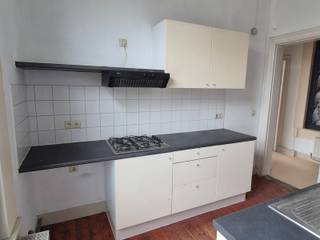 <p><span>In bruisende buurt nabij de aantrekkelijke Dageraadplaats (één van de bekendste en meest levendige pleinen van Antwerpen ) vinden we dit appartement bestaande uit aangename en lichte living, met aanpalende slaapkamer/bureau/eetruimte. De keuken is voorzien van 4 pit op gas, oven.</span></p><p><span>Aanpalende badkamer met instapdouche en handenwasser.</span></p><p><span>Ruime slpk. thans op plancher.</span></p><p><span> </span></p><p><span>Appartment is volledig voorzien van dubbele beglazing.</span></p><p><span>30 € per maand gemeenschappelijke kosten (water en gem elektriciteit). </span></p><p><span> </span></p>