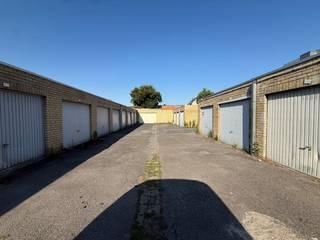 Spacieux garage fermé à vendre situé le long de la Markt à Gistel. Dimensions : 11,80 m de profondeur x 2,70 m de largeur. La largeur d'entrée est de 2,20 m. <br /><br /><br /><br />Registre des mesures: non