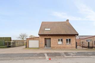 Rustig en landelijk gelegen alleenstaande woning op een perceel van bijna 4.000 m² in agrarisch gebied. Deze eigendom combineert ruimte, privacy en veelzijdige opslagmogelijkheden in een groene, serene omgeving.<br /><br />De woning is asbestveilig en uitgerust met maar liefst 48 zonnepanelen, wat bijdraagt aan een energiezuinig en toekomstgericht wooncomfort.<br /><br /><strong>Indeling woning</strong><br /><strong>Gelijkvloers:</strong> inkomhal met gastentoilet, lichtrijke woonkamer, keuken met aansluitende veranda, wasplaats en garage.<br /><strong>Eerste verdieping:</strong> 3 volwaardige slaapkamers en een hobbyruimte (of extra slaapkamer).<br /><br />Naast de woning omvat het geheel meerdere functionele bijgebouwen: een bergplaats, een klein magazijn en een bijkomend gebouw ingericht als opbergruimte met kantoorruimte. Alle opbergplaatsen zijn uitsluitend bestemd voor stockage; er mag geen activiteit plaatsvinden.<br /><br />Een unieke opportuniteit voor wie rustig wil wonen met uitzonderlijk veel ruimte en praktische opslagmogelijkheden.<br /><br /><strong>Beschikbaarheid:</strong> in overleg, najaar 2026.