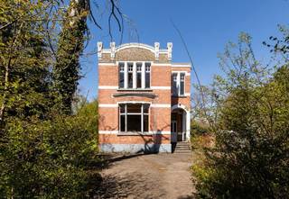 Karaktervolle open bebouwing met nostalgische uitstraling en een oprijlaan van ca. 50m, vier slaapkamers en dit op een perceel van 2.775m².De...