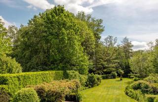 <p><span><strong>PERFECT ONDERHOUDEN VILLA OP TOPLOCATIE IN HET GROENE SCHOTENHOF<br /></strong>Droomt u van rust, ruimte en comfort op een absolute <strong>toplocatie</strong>? Met trots biedt <strong>Immo Point Vandaele</strong> deze perfect onderhouden villa aan. De woning kenmerkt zich door haar vele mogelijkheden en een fantastische, zonovergoten tuin. Gelegen in de begeerde, residentiële wijk Schotenhof woont u hier omringd door groen, met scholen, sportclubs en het bruisende centrum van ’s-Gravenwezel op een boogscheut afstand.</span></p>
<p><span><strong>INDELING VAN DE WONING<br /></strong><strong><u>Gelijkvloers</u></strong></span><br /><span>U betreedt de woning via een ruime <strong>inkomhal </strong>met een apart gastentoilet. De royale <strong>leefruimte</strong> (ca. 45m²) vormt met haar sfeervolle open haard het kloppend hart van de woning. Aansluitend bevindt zich de ruime <strong>keuken</strong> (ca. 16m²), aangevuld met een praktische <strong>bijkeuken</strong>. De inpandige <strong>dubbele garage</strong> biedt niet alleen plaats voor twee auto’s, maar zorgt ook voor extra opbergruimte.</span></p>
<p><span><strong><u>Eerste verdieping</u></strong></span><br /><span>De nachthal geeft toegang tot de<strong> hoofdslaapkamer</strong> (ca. 25m²) met ensuite dressing én eigen<strong> badkamer</strong>. Verder bevinden zich op deze verdieping nog <strong>drie</strong> bijkomende <strong>slaapkamers</strong> (elk ca. 10m²) en een <strong>tweede badkamer</strong>.</span></p>
<p><span><strong><u>Overige verdiepingen<br /></u></strong>De woning beschikt verder nog over een handige <strong>bergzolder</strong> op niveau +2 en een praktische <strong>kruipkelder</strong> op niveau -1.</span></p>
<p><span><strong>PERCEEL & TUIN<br /></strong>De prachtig aangelegde tuin heeft een ideale <strong>zuidoost-oriëntatie</strong>, waardoor u hier vanaf de vroege ochtend tot laat in de middag volop van de zon geniet. Een waar paradijs voor zonneliefhebbers in alle privacy en rust.</span></p>
<p><span><strong>KORTOM<br /></strong><strong>* Toplocatie:</strong> Residentieel en groen gelegen in Schotenhof, vlakbij ’s Gravenwezel, scholen en sportfaciliteiten.</span><br /><span><strong>* Ruimte & potentieel: </strong>Uitstekend onderhouden villa met 4 slaapkamers en 2 badkamers.</span><br /><span><strong>* Buitenleven:</strong> Prachtig aangelegde en zonnige tuin met optimale privacy.</span><br /><span><strong>* Praktisch: </strong>Inpandige dubbele garage, handige bijkeuken en opbergzolder.</span></p>
<p><span><strong>BEWOONBARE OPPERVLAKTE<br /></strong>De vermelde “bewoonbare oppervlakte” is gebaseerd op de “bruikbare vloeroppervlakte” zoals vermeld in het EPC.</span></p>