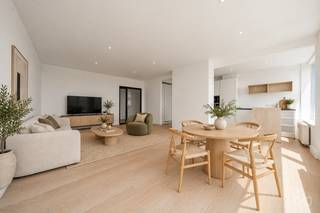 Zevende verdieping, vrij uitzicht, volledig gerenoveerd: dit appartement spreekt voor zich. Boven de daken van Oudergem uittorenend, met een balkon toegankelijk vanuit elke slaapkamer en een lift, bevindt het zich op de grens van de wijken Petillon, Vogelzang en Sint-Julianus, tot de meest gegeerde van Oudergem.<br /><br />Het appartement van 86 m² (volgens het EPC) opent op een ruime inkomhal die de woning natuurlijk structureert. De living met open keuken vangt het licht en geniet van mooi zicht op de stad — op deze hoogte is de horizon vrij en is het ruimtegevoel reëel. Aan de andere kant twee goed proportionele slaapkamers van 13 en 9 m², elk met directe toegang tot het achterbalkon van 8 m² op Noord-West, ideaal voor late namiddagen buiten het zicht van anderen. De doucheruimte integreert een kleine wasruimte, het toilet is apart, en een private kelder vervolledigt het geheel.<br /><br />Keuken, doucheruimte, vloeren, schilderwerk: alles is vernieuwd. U betreedt een instapklare woning, zonder renovatiebudget te voorzien.<br /><br />Handelszaken, scholen (Sint-Julianus, Japanse School) en openbaar vervoer (metro Petillon, bus 34) liggen om de hoek. Een woning even aantrekkelijk als gezinswoning als voor een huurinvestering in een sector met grote vraag.<br /><br />EPC E- · 269 kWh/(m².an) · 52 kg CO₂/(m².an)<br />Sommige foto’s zijn virtueel ingericht met behulp van artificiële intelligentie om u een betere indruk van de ruimtes te geven. De afgebeelde meubels zijn niet-contractueel en maken geen deel uit van het pand.<br /><br /><strong>Er wordt geen bezoek ingepland zonder voorafgaand telefonisch contact met de agent: +32 471 35 32 42.</strong>