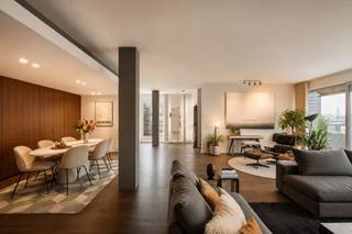 Op zoek naar de ultieme Antwerpse lifestyle? Dit adembenemende duplex-penthouse in een kleinschalig gebouw biedt een zeldzame combinatie van luxe, rust en een werkelijk fenomenaal uitzicht op het MAS, Schelde en Havenhuis. 't Eilandje is de meest hippe en gezochte buurt van Antwerpen. Hier geniet u van een unieke, maritieme sfeer. Levendige terrasjes, toprestaurants en gezellige koffiebars liggen aan uw voeten. <br />Niveau 1:<br />Via de lift betreedt u rechtstreeks de lichtrijke leefruimte met stijlvolle ingebouwde kasten en een uitklapbaar tv-systeem dewelke is volledig weg te werken in de kast. Volledig geïnstalleerde keuken met aansluitend een praktische berging. Toegang tot riant terras met uitzonderlijk uitzicht op het MAS en het water. Comfortabele master bedroom met ensuite badkamer <br />Niveau 2: <br />Grote polyvalente ruimte, ideaal als extra slaapkamer, lounge of thuiskantoor omringd door maatkasten. Toegang tot een gigantisch dakterras met een onbetaalbaar, panoramisch uitzicht op het water en het MAS. Dé perfecte plek voor een aperitief bij zonsondergang.<br />Troeven: <br />- Uitzonderlijke terrassen met zicht op het MAS en water <br />- Gelegen op de hipste buurt van Antwerpen ‘t eilandje <br />- Mogelijkheid tot aankoop autostaanplaats in het gebouw met laadpaal