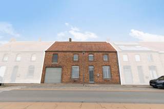 <span><span>In het dorpscentrum van <strong>Merkem</strong> situeert zich deze bijzonder ruime woning met<strong> 5 slaapkamers</strong>, uitgestrekte tuin en <strong>grote, inpandige garage (40 m²)</strong>. Het eigendom, met een bruikbare vloeroppervlakte van 282 m², bevindt zich aan de overkant van het 'Stationshuis' met bijhorend pleintje en parkeermogelijkheden. <br /><br />Deze omvangrijke bebouwing is gelegen op een perceel met een grondoppervlakte van 682 m² en biedt een <strong>zee aan ruimte en mogelijkheden</strong>. Men beschikt onder meer over maar liefst 5 slaapkamers. Daarnaast kan men tevens gebruik maken van een <strong>grote, nog in te richten zolderruimte (ca. 50 m²)</strong>. De ruime, inpandige garage biedt plaats aan 2 wagens of kan dienst doen als opslagruimte.<br /><br /><u>De indeling van de ruimtes is als volgt:</u></span></span>
<ul>
	<li><span><span>Droge kelder (15 m²);</span></span></li>
	<li><span><span>Gelijkvloers: inkom - ruime, lichtrijke woonkamer met zithoek en eetplaats - aanpalende, open keukenruimte - wasplaats en toilet - traphal met toegang tot eerste verdieping, kelder en achterdeur - voutekamer (slaapkamer 1) - grote, inpandige garage met sectionale poort.</span></span></li>
	<li><span><span>Eerste verdieping: trap- en nachthal - slaapkamer 2 - slaapkamer 3 - slaapkamer 4 - slaapkamer 5 - bergplaats - grote badkamer met douche, toilet en dubbel lavabomeubel - toegang tot zolder via luik in de nachthal.</span></span></li>
	<li><span><span>Tweede verdieping: zeer ruime, nog in te richten zolderruimte.</span></span></li>
	<li><span><span>Exterieur: uitgestrekte achtertuin met terras, tuinhuis en kippenren.</span></span></li>
</ul>
<span><span> De woning werd <strong>energielabel D</strong> toegekend en valt dus <u>niet</u> onder de renovatieverplichting. Zo is de zolderplaat geïsoleerd, beschikt men over ramen met<strong> dubbele beglazing en rolluiken</strong>, en wordt er verwarmd met <strong>centrale verwarming op aardgas</strong> (nieuwe hoogrendementsketel geplaatst in 2025). Ook belangrijk om te vermelden dat de <strong>elektrische installatie conform gekeurd is tot 2050</strong>.<br /><br /><u>Enkele troeven:</u></span></span>

<ul>
	<li><span><span><strong>Royale bruikbare vloeroppervlakte van 282 m²</strong>;</span></span></li>
	<li><span><span>5 slaapkamers;</span></span></li>
	<li><span><span>Grote, dubbele garage (3,47 meter breed op 11,70 meter diep);</span></span></li>
	<li><span><span>Energielabel D en conform gekeurde, elektrische installatie.</span></span></li>
</ul>
<span><span>Interesse in deze interessante en ruime woning? Meer info of een bezoek gewenst? Bel Diksimmo op het nummer 051 50 11 51 of mail naar diksmuide@diksimmo.be.</span></span>