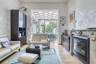 Gelegen in een rustige straat nabij de Baron Ruzettelaan, bevindt zich deze charmante voormalige burgerwoning vol karakter en ruimte. De...