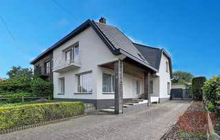 Deze ruime gezinswoning combineert comfort, een praktische indeling en een onderhoudsvriendelijke tuin met zonnig zuid gericht terras.<br /><br />Op het gelijkvloers vindt u een ruime inkomhal, gezellige leefruimte met sfeerhaard, lichtrijke eetkamer met open keuken en kookeiland, apart toilet, berging en een droge kelder met wasplaats. Op de eerste verdieping zijn er 3 ruime slaapkamers, waarvan een master bedroom van maar liefst 32 m² met balkon die eventueel kan worden opgesplitst, een moderne badkamer en extra berging. De geïsoleerde zolder van 60 m² biedt bijkomend potentieel voor extra kamers, bureau of hobbyruimte.<br /><br />Buiten geniet u van een aangelegde oprit met poort, garage, fietsenberging, opslagruimte, serre, tuinberging en een onderhoudsvriendelijke tuin van 350 m².<br /><br /><strong>Extra troeven:</strong> elektriciteit conform, EPC label B, zonnepanelen, thuisbatterij, laadpaal en asbestveilig.<br /><br /><strong>Weet</strong>: De vermelde prijs is een richtprijs/startprijs. Deze methode geeft jou, als potentiële koper, de kans om op een transparante manier te bieden. Na ontvangst van deze biedingen zal de verkoper beslissen of hij/zij de eigendom verkoopt aan het hoogste bod, de richtprijs is aldus niet bindend voor de verkoper.<br /><br /><strong>Benieuwd naar deze absolute topper ?? Schrijf je dan in voor een bezoekmoment !!</strong><br />Maak snel jouw <strong>afspraak </strong>via immo@vastgoed-ff.be, bel <strong>Gunther op 0476/60 67 96</strong> of bel tijdens de kantooruren naar<strong> 053/21.21.21</strong><br /><br /><strong>Tot gauw. Voor snelle beslissers!</strong><br /><br /> 