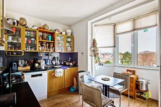 <p><span>Situé dans un quartier agréable et résidentiel de Jette, cet appartement bénéficie d'une excellente situation avec de nombreux espaces verts et commodités dans les environs immédiats. Par exemple, le magnifique parc Roi Baudouin et le beau bois du Laerbeek sont accessibles à pied, ce qui est idéal pour se détendre et se divertir. En outre, les magasins, les écoles et les transports en commun sont facilement accessibles. L'appartement est situé au 5ème et dernier étage d'un immeuble bien entretenu avec ascenseur, ce qui garantit la tranquillité et l'absence de voisins du dessus. L'entrée se fait par un hall d'entrée spacieux qui donne un accès central à toutes les pièces. À l'avant, il y a un espace de vie lumineux avec de grandes fenêtres. À l'arrière, vous trouverez une cuisine spacieuse et entièrement équipée. L'appartement dispose également d'une toilette séparée, d'une salle de bains avec lavabo et baignoire avec fonction douche, et de deux chambres confortables. Enfin, le rez-de-chaussée dispose d'un grand débarras privé. L'appartement est actuellement loué à un locataire soigneux, ce qui en fait une opportunité intéressante avec des rendements immédiats pour les investisseurs également.</span><span> </span></p>