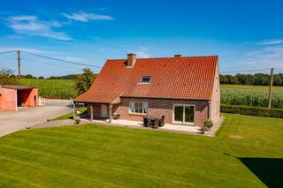 De hoeve bestaat uit een ruime en degelijke woning, prachtige bijgebouwen en enkele stallen.<br />Momenteel is de hoeve nog vergund als landbouwbedrijf.<br />De hoeve is zeer gunstig gelegen tussen het centrum van Kruishoutem en Lozer, nabij Lozerbos.<br />De omgeving is er hoofdzakelijk residentieel.<br />De hoeve is te koop samen met het perceel aanpalende grond op een totale oppervlakte van 1 ha 76 are 15 ca.