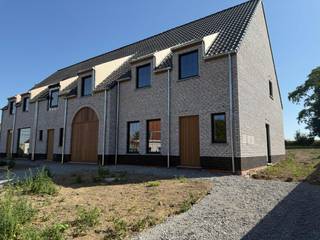 BEZOEKDAG 26/09 van 10U tot 11U30<br />Deze ruime halfopen bebouwing biedt comfort, licht en een doordachte indeling in een moderne, landelijke stijl.<br />Op het gelijkvloers bevindt zich een lichtrijke leefruimte met open keuken, een praktische wasplaats/bijkeuken, en ruimte voor een staanplaats naast de woning, met de mogelijkheid om een carport bij te plaatsen.<br /><br />Op de verdieping ontdekt u drie slaapkamers, een ruime badkamer met tweede toilet en een berging of dressing. De zolderruimte is bereikbaar via een zolderluik en biedt extra opslagcapaciteit.<br /><br />Met een eigen oprit en voortuin, een Oost-gerichte achtertuin, en grote glaspartijen voor- en achteraan, geniet u van een aangenaam wooncomfort en veel natuurlijk licht.<br />De combinatie van genuanceerd gevelmetselwerk en afwisselend schrijnwerk (hout en PVC) zorgt voor een unieke, warme uitstraling. Deze nieuwbouw is in opbouw, er werd gechapt en geplakt. Geen buitenafwerking in de prijs. <br /><br />Wenst u meer info? <br />Bel of mail naar Thijs - thijs@grouptrybou.be - friedel@grouptrybou.be - nina@grouptrybou.be
