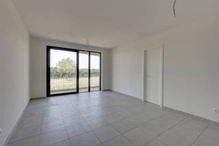 <p><span>Nieuwbouwappartement met één slaapkamer in Lier</span></p><p><span> </span></p><p><span>In lier, gelegen op het Moederplein 12, bevindt zich dit nieuwbouwappartement met één slaapkamer en staanplaats (inbegrepen in de prijs). Dankzij de goede locatie nabij de ring van Lier zijn zowel winkels, scholen en openbaar vervoer makkelijk bereikbaar. Het station van Lier is op slechts 10 minuten wandelen. Rust en bereikbaarheid komen hier samen. Dankzij het E peil 28, de ventilatie type D, de zonnepanelen en vloerverwarming is dit de ideale opportuniteit voor u. </span></p><p><span> </span></p><p><span>Indeling:</span></p><p><span>Derde verdieping</span></p><p><span>- Slaapkamer </span></p><p><span>- Badkamer</span></p><p><span>- Wc</span></p><p><span>- Woonkamer en keuken</span></p><p><span>- Terras</span></p><p><span> </span></p><p><span>Kelder</span></p><p><span>- Private berging (inbegrepen in de prijs)</span></p><p><span>- Gemeenschappelijke fietsenstalling</span></p><p><span>- Autostaanplaats (inbegrepen in de prijs)</span></p><p><span> </span></p><p><span>Troeven:</span></p><p><span>- Nieuwbouw</span></p><p><span>- Eerste bewoning</span></p><p><span>- Ruim Terras</span></p><p><span>- Energiezuinig</span></p><p><span>- Ventilatie type D</span></p><p><span> </span></p><p><span>Ben jij geïnteresseerd in dit appartement te huur in Lier, ben je op zoek naar ander vastgoed of wens je de waarde van jouw eigendom te kennen? Dan ben je bij BOLT immo aan het juiste adres! Wij helpen jou graag verder.</span><span> </span></p>