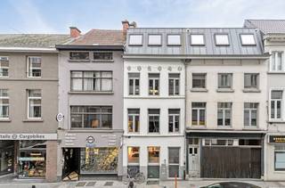 Dit gelijkvloers appartement is gelegen aan de Kortrijksepoortstraat 23, in het hart van Gent. Het pand maakt deel uit van een kleinschalige residentie met slechts drie entiteiten.De indeling is praktisch opgezet met een centrale leefruimte die geniet van natuurlijke lichtinval. Aan de achterzijde van het gebouw bevinden zich de badkamer en de twee slaapkamers, die direct toegang bieden tot het aansluitende terras.Dit appartement ligt nabij de Kouter, met een vlotte verbinding naar de Gentse ring en de snelwegen. In het gebouw is tevens een fietsenstalling aanwezig.Daarnaast is de achtergevel recent aangepakt en volledig in orde gebracht. Door de combinatie van de centrale ligging en de logische indeling is dit pand uitermate geschikt voor zowel eigen bewoning als een vastgoedinvestering in de binnenstad.Bent u op zoek naar een gelijkvloers appartement te koop in het centrum van Gent? Contacteer ons voor een bezoek ter plaatse.