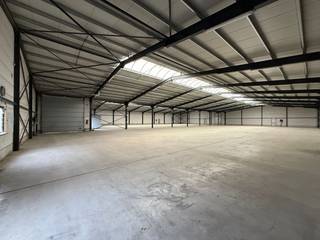 Deze ruime magazijnruimte met een totale oppervlakte van 3.500 m² beschikt over een vrije hoogte van 5 tot 6 meter en is uitgerust met...