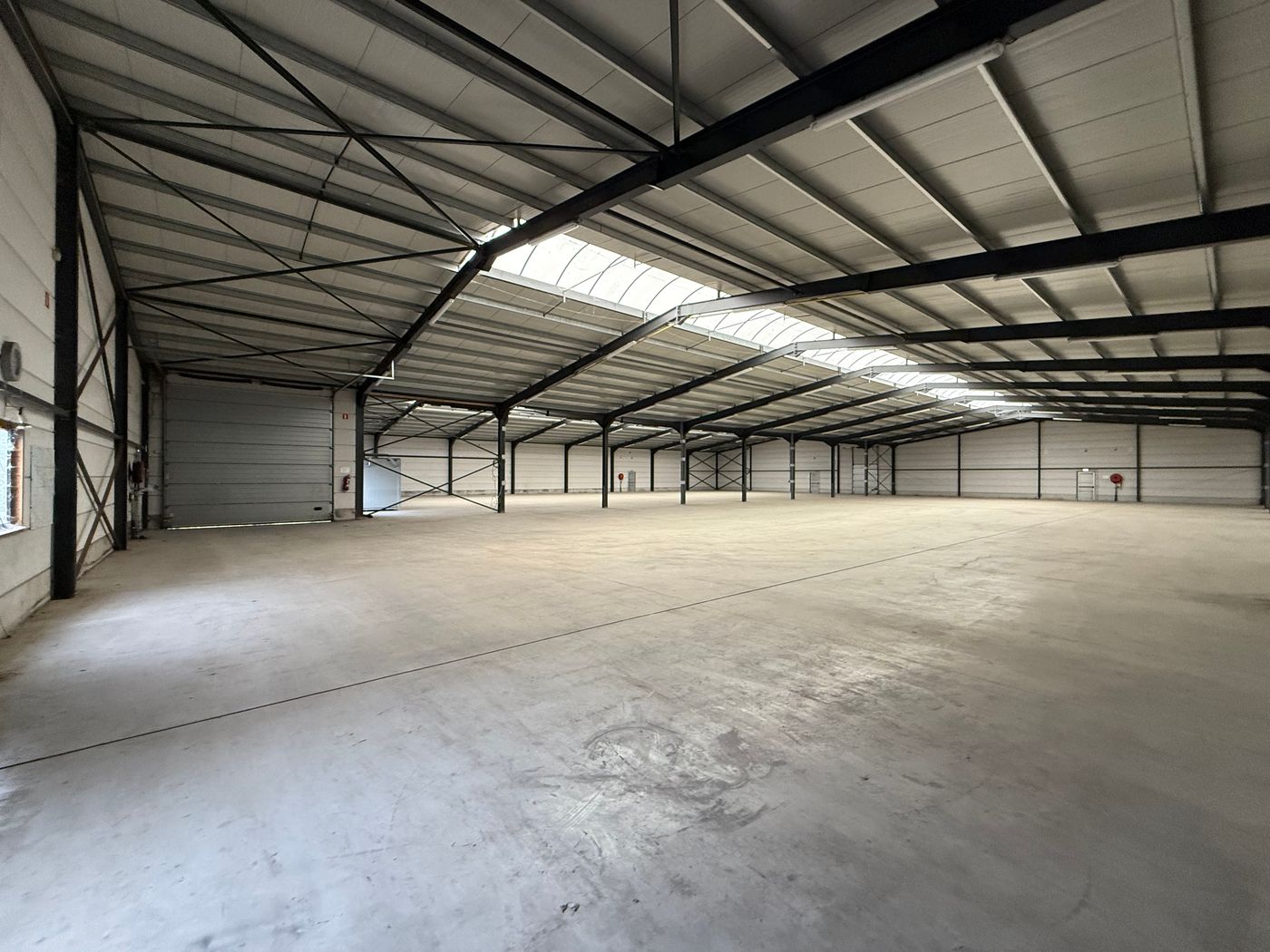 Magazijnruimte van 3.500 m² vlakbij de E40 en R4 - foto 2
