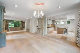 Verscholen op een prachtig privédomein bevindt zich deze charmante, atypische woning/kantoor. Een unieke kans voor wie op zoek is naar rust, comfort en een uitstekende ligging aan de Tiensesteenweg, vlakbij 2 bushalten en met een snelle aansluiting op de E40 en de E314. Het pand combineert karakter met hedendaags comfort en beschikt over een lichtrijke leefruimte, een volledig ingerichte maatkeuken met alle inbouwtoestellen en een stijlvolle badkamer alsook 3 kantooruimtes/slaapkamers. Verder zijn er twee toiletten, een dressing en een kelder aanwezig. Dankzij de vele ingemaakte maatkasten geniet je bovendien van bijzonder veel praktische opbergruimte. Ook op technisch vlak beschikt de woning over aparte tellers voor water, gas en elektriciteit, een energiezuinige installatie met 16 zonnepanelen en een thuisbatterij van 10 kWh, airconditioning in één van de slaapkamers en een alarmsysteem met bewegingsdetectie en branddetectie. Buiten geniet je van een aangename, zuid-westgericht georiënteerde tuin met barbecue, ideaal om in alle rust van de zon te genieten. Via de privatieve toegangspoort, uitgerust met een codeklavier en twee afstandsbedieningen, bereik je de woning waar twee privatieve parkeerplaatsen voorzien zijn. Het pand wordt verhuurd via een overeenkomst van gemeen recht en domiciliëring is niet mogelijk. Om de privacy op het domein te bewaren, is een activiteit met klanten- of bezoekersontvangst niet toegestaan. Beschikbaar vanaf 1 oktober. info@homies.be