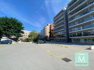 <p><span>Autostaanplaatsen te koop op toplocatie nabij de Comet-site in Mechelen</span></p><p><span>Bent u op zoek naar een veilige en centraal gelegen parkeerplaats in Mechelen? In Residentie Jef Denyn bieden wij meerdere openlucht-autostaanplaatsen te koop aan.</span></p><p><span>De staanplaatsen bevinden zich achter een automatische toegangspoort, wat zorgt voor extra veiligheid en gebruiksgemak. Dankzij de uitstekende ligging, op wandelafstand van het historische centrum van Mechelen en vlak bij de vernieuwde Comet-site, vormen deze autostaanplaatsen een interessante opportuniteit voor zowel eigen gebruik als investering.</span></p><p><span>Troeven:</span></p><ul><li><span>Centrale ligging nabij het centrum van Mechelen</span></li><li><span>Gelegen achter een automatische toegangspoort</span></li><li><span>Vlot bereikbaar</span></li><li><span>Ideaal voor buurtbewoners, pendelaars of investeerders</span></li><li><span>Meerdere autostaanplaatsen beschikbaar</span></li></ul><p><span>Vraagprijs:</span><span> 22.500 per autostaanplaats.</span></p><p><span>Interesse of wens je meer informatie? Contacteer De Makelaardij via <span>info@demakelaardij.be</span></span><span> of 015 20 20 82 voor meer informatie of een bezoek ter plaatse.</span></p>