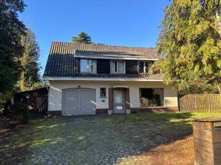 Woning in klassieke stijl op grote grond van 10a 58ca centiare in open bebouwing.Indeling: inkom, ruime living, keuken, garage, wasplaats.Boven 3...