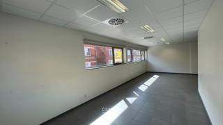 <span><span><strong><u>Volledig vernieuwd, klassevol ingericht en voorzien van gemeenschappelijke faciliteiten. U kunt als huurder per direct aan de slag.</u></strong><br /><br /><strong><u>AFWERKING: </u></strong><br />Bevloering met keramische tegels - grote glaspartijen (veel lichtinval) - verlaagd plafond met ingewerkte AIRCO-modules en TL-lampen - aluminium schrijnwerk met dubbele beglazing.<br /><br /><strong><u>Algemeen</u>:</strong><br />Zeer degelijke afwerking! Smaakvol ingericht, PLUG &PLAY!<br /><br /><u><strong>PRIJS = ALL-IN!!!</strong></u><br />Inclusief:<br />- Maandelijkse huur<br />- Verbruik nutsvoorzieningen (water, elektriciteit, verwarming)<br />- Onroerende voorheffing<br />- Gebruik en onderhoud van de gemeenschappelijke ruimten (hallen, sanitair, volledig geïnstalleerde keuken/refer, ...)<br /> <br /><strong><u>NUTSVOORZIENINGEN:</u> </strong><br />Stads -en regenwater - elektriciteit - telefonie/internet - AIRCO (warm/koud) - bekabeling voor netwerk.<br /><br /><strong><u>BESTEMMING:</u></strong> <br />Handel, kantoor, diensten, vrij beroep, ...<br /><br /><strong><u>LIGGING:</u></strong> <br />Op zichtlocatie op de markt van Knesselare! <br /> </span></span><br /><span><u><span>* Bijzonderheden:</span></u><br /><span>- Voldoende parkeergelegenheid.<br />- Huurprijs is inclusief alle kosten. Voordeel als huurder is een <strong>PERFECT overzicht op de werkelijke kostprijs, geen verrassingen achteraf.</strong><br />- Onze referentie: <strong>O0092-2C</strong> op <strong>www.centro.be </strong>of contacteer ons via <strong>050/70.01.02</strong> voor meer info.</span></span>