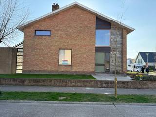 Ontdek deze volledig gerenoveerde villa te huur in een rustige, residentiële buurt. De woning combineert hoogwaardige afwerking met...