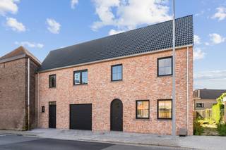 In Bavikhove, een gezellige deelgemeente van Harelbeke, vind je deze laatste beschikbare woning binnen een kleinschalig woonproject van Hectaar.<br />Hier woon je dicht bij allerlei voorzieningen zoals openbaar vervoer, een bakker en een slager. De woningen beschikken over 3 ruime slaapkamers en een lichtrijke leefruimte met een open keuken. Ze worden uitgerust met de nieuwste technieken, waaronder een lucht-water warmtepomp, ventilatiesysteem C+ en zonnepanelen. <br /><br /><strong>Indeling van lot 04:</strong><br />Gelijkvloers: een inkomhal met gastentoilet, ruime en lichtrijke leefruimte met open keuken en een inpandige garage met aanpalende bergruimte. <br />Verdiep: nachthal met apart toilet, 3 ruime slaapkamers waarvan 1 met aparte dressingruimte, een berging en een badkamer met ligbad, inloopdouche en dubbel lavabomeubel. <br />Zolder: te bereiken via het zolderluik. <br /><br /><strong>Extra troeven van de woning:</strong>
<ul>
	<li>Vlotte verbinding naar de E17 en openbaar vervoer (station Harelbeke op 3km afstand, bushalte op slechts 150m)</li>
	<li>Inpandige garage</li>
	<li>Vloerverwarming op het gelijkvloers in combinatie met lucht/water warmtepomp</li>
	<li>Regenwaterput van 7.500 liter aangesloten op toiletten, wasmachine en buitenkraan</li>
	<li>Laminaat in de nachthal en slaapkamers</li>
	<li>Inclusief aanleg van het terras, grasmatten en omheining</li>
	<li>Volledig geschilderd en voorzien van verlichting</li>
</ul>
Contacteer ons vandaag nog voor meer informatie of een bezichtiging aan deze woning. 