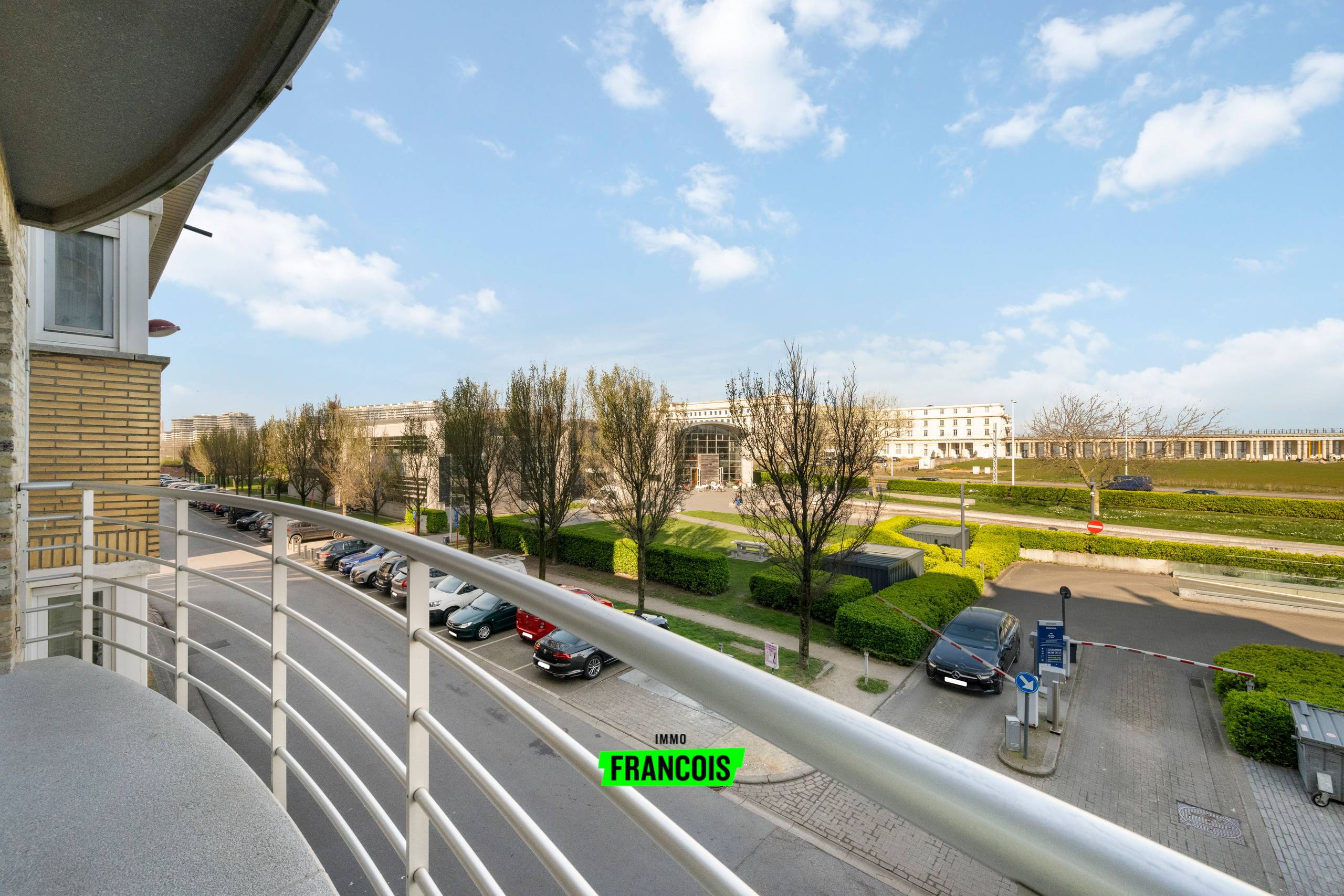 Riant twee slaapkamerappartement met prachtige zichten en garagebox in het gebouw op boogscheut van centrum Oostende - foto 1