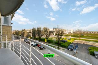 Te midden in de Belle-Epoquewijk vinden we dit appartement met fenomenaal zicht terug, pal achter de Zeedijk te Oostende. Vanuit het pand heeft u...