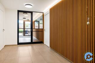 Residentie “Lagoo” (bouwjaar 2021) bevindt zich op een uitzonderlijke ligging aan de rand van het Galgenweelpark, met prachtig zicht op het groen, het water én de skyline van Antwerpen. Hier woon je in alle rust, met de stad binnen handbereik.<br /><br />Dit lichtrijke appartement (96m2), gelegen op de vijfde verdieping, biedt een aangename combinatie van ruimte, comfort en hoogwaardige afwerking.<br /><br />Via de inkomhal met vestiaire kom je in de ruime leefruimte met open, volledig ingerichte keuken, afgewerkt met kwalitatieve materialen. Aansluitend geniet je van een zonnig terras met een groen en open uitzicht.<br />De nachthal leidt naar twee volwaardige slaapkamers, waarvan de master bedroom voorzien is van ingemaakte kasten. Beide kamers kijken uit op de rustige binnentuin. De stijlvolle badkamer met inloopdouche straalt luxe en comfort uit. Verder beschikt het appartement over een apart toilet en een praktische berging.<br /><br />Extra troeven: beveiligde toegangsdeur, videofonie, vloerverwarming met koelfunctie (warmtepomp), fietsenberging, recente moderne residentie, gunstig EPC A-label, ... <br /><br />Een autostaanplaats met laadpaal in het ondergrondse garagecomplex is verplicht bij aan te kopen (+ €35.000).<br /><br />Meer interesse of graag een bezoek ter plaatse? Neem gerust rechtstreeks contact op met Dries via 0470/107 217. <br /> 