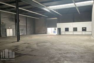Magazijnruimte van 602 m² te huur op een uitstekende locatie aan de Noorderlaan te Antwerpen, vlakbij de haven. Dankzij de nabijheid van belangrijke invalswegen zoals de E19, A12 en E34 geniet de unit van een vlotte bereikbaarheid richting Brussel, Gent en de omliggende regio.<br /><br />De magazijnruimte beschikt over een vrije hoogte van 6,7 meter en is toegankelijk via een sectionale poort en afzonderlijke toegangsdeur. Verder is de loods uitgerust met een polybetonvloer, een lichtstraat met rookluik en een elektrische aansluiting van 380 volt / 60 ampère. Er is bovendien mogelijkheid tot inbouw, waardoor de ruimte flexibel kan worden ingericht volgens de noden van uw onderneming. Ook is er sanitaire voorziening aanwezig.<br /><br />Bij de unit zijn 2 parkeerplaatsen inbegrepen en verder beschikt de site over voldoende manoeuvreerruimte.<br /><br />Contacteer PANORAMA B2B voor bijkomende (technische) inlichtingen, plannen of een vrijblijvend plaatsbezoek via 0477 06 30 30.