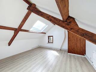 We Invest Malmedy presenteert u dit charmante triplex dat momenteel verhuurd is, een ideale kans voor beleggers die op zoek zijn naar een woning die direct inkomsten genereert. De woning wordt momenteel verhuurd voor 790 € per maand, exclusief 125 € aan provisies voor servicekosten die voor rekening van de huurder komen.<br /><br />Dit pand maakt deel uit van een klein appartementencomplex met drie woningen en ligt in een rustige en aangename omgeving. Het beschikt over een eigen terras en een eigen tuin op het zuiden, zodat u optimaal kunt genieten van de mooie dagen.<br /><br />De woning bestaat op de begane grond uit een hal die naar het terras leidt, een woonkamer en een recent ingerichte keuken met een oven, een kookplaat, een afzuigkap, een koelkast, een spoelbak en opbergmeubels. Er is ook ruimte voorzien voor de wasmachines. Op de eerste verdieping bevinden zich een overloop, een slaapkamer en een badkamer met douche, toilet en wastafel. Op de bovenste verdieping bevinden zich een overloop en een grote extra slaapkamer.<br /><br />Technisch gezien beschikt de woning over PVC-ramen met dubbele beglazing, aparte elektriciteits- en watermeters, collectieve stookolieverwarming, EPB: F (467 kWh/m²/jaar – Totaalverbruik: 44.948 kWh/jaar – Ref. 20240208007629).<br /><br />Een kant-en-klare investering die onmiddellijk rendement oplevert in een aangename woonomgeving.