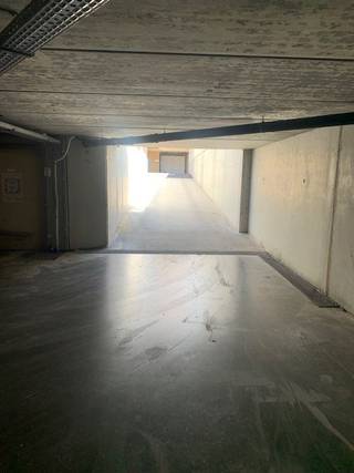 Deze garagebox is enkel te huur op jaarbasis en onmiddellijk vrijGeen elektriciteit noch verlichting in de box.Maandelijkse huurprijs: 125 EUR...