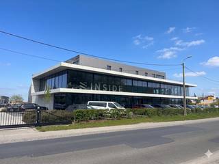 Instapklaar kantoor van ca. 254 m² met rondom ruim terras gelegen nabij de Ring/R32 van Roeselare.Het kantoor is goed bereikbaar en gelegen langs een invalsweg van Roeselare. Het geheel is voorzien van voldoende parkeergelegenheid en ook laadpunten.Specificaties:- lift en trap - systeemplafond met geïntegreerde verlichting- verwarming en koeling- sanitair- kitchenette in aparte ruimteBent u op zoek naar bedrijfsvastgoed bestaande uit een kantoor te huur in Roeselare? Aarzel dan niet om ons te contacteren op het nummer 051 21 22 23.