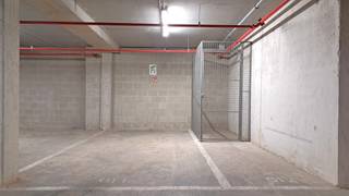 Ben je op zoek naar een brede autostaanplaats (3,67 of 4,11m breed) met berging? Dan is dit een uitgelezen kans! Deze autostaanplaats ligt op verdieping -1 in een recent en goed onderhouden gebouw. Het gebouw ligt in een rustige, autoluwe straat, wat het in- en uitrijden bijzonder gemakkelijk maakt. <br /><br />Verkoop onder BTW-stelsel.<br /><br />(woongebied, vergunning, geen verkavelingsvergunning, voorkooprecht, geen  rechterlijke herstelmaatregel of bestuurlijke maatregel opgelegd)