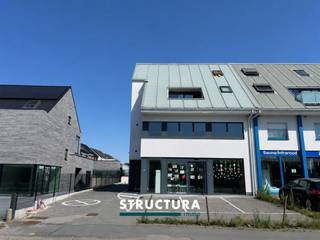 Wenst u een bezoek? Mail naar info@structura.be of bel naar 02 460 80 46.Moderne kantoorruimte op commerciële top-ligging, voorzien van keuken, sanitair en voldoende parkeermogelijkheden!Moderne kantoorruimte (± 42m²) te huur, voorzien van volledig voorziene keuken, afzonderlijk toilet en afzonderlijke douchekamer. Achteraan het gebouw zijn een zeven tal staanplaatsen beschikbaar (te delen met huurder van duplex, die zelf al over 3 private staanplaatsen beschikt).Perfect voor kleine zelfstandige of vrije beroeper op zoek naar een nieuwe, moderne ruimte met alle comfort, op uitmuntende commerciële ligging.WONEN NIET TOEGESTAAN!Wenst u een bezoek? Mail naar info@structura.be of bel naar 02 460 80 46.