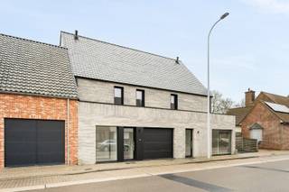 - Maison prête à emménager dans la rue Oostrozebeeksestraat 52 à Wielsbeke<br />- Espace de vie lumineux avec une belle cuisine ouverte<br />- Buanderie pratique<br />- Jardin avec grande terrasse<br />- Garage intégré<br />- 3 chambres à coucher<br />- Grand grenier avec escalier fixe (possibilité de 4ème chambre à coucher)<br />- Salle de bains avec baignoire, douche à l'italienne et meuble double vasque<br />- 2 toilettes<br />- Chauffage par le sol et pompe à chaleur/climatisation<br />- Panneaux solaires<br />- Citerne d'eau de pluie de 10 000 litres<br />- Maison entièrement peinte<br />- Presque neutre en énergie<br />- Prix indicatif : 384 000 €