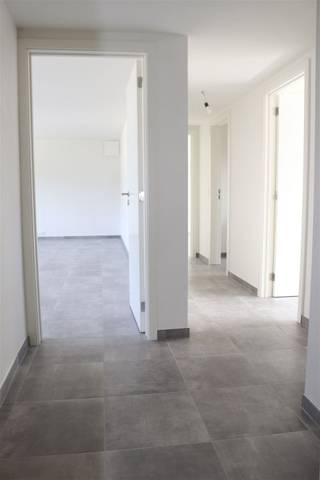 <p><span>RUIM, LUMINEUS EN RECENT GERENOVEERD APPARTEMENT MET 2 SLAAPKAMERS, BUITEN-AUTOSTAANPLAATS EN INDIVIDUELE KELDERBERGING</span></p><p><span>1ste verdieping - ligging nabij centrum met vlotte bereikbaarheid via N16 en A12</span></p><p><span> </span></p><p><span>Inkomhal / living met eetplaats en super-ingerichte open keuken (totale opp.: 36m²) / 2 slaapkamers (3,9 x 3,4m; 3,6 x 3,1m) / badkamer met dubbele wastafel, inloopdouche en wc.</span></p><p><span>Buiten-autostaanplaats / individuele kelderberging / gemeenschappelijke fietsenberging.</span></p><p><span> </span></p><p><span>Lasten: € 30 / maand.</span></p><p><span> </span></p>