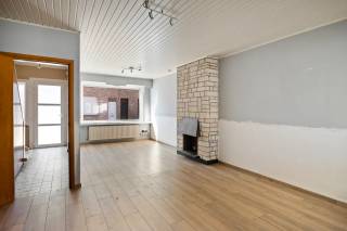 Deze woning is rustig gelegen in een doodlopende straat, vlak bij het centrum van Hoevenen. Dankzij de gunstige ligging bevinden winkels en openbaar vervoer zich op wandelafstand en zijn ook de belangrijkste invalswegen vlot bereikbaar.<br /><br />Bij het betreden van de woning komt u terecht in de inkomhal, die toegang biedt tot de gezellige leefruimte. Aansluitend bevinden zich de keuken en de veranda.<br /><br />De keuken is uitgerust met een dubbele spoelbak met verlek, een keramische kookplaat, een dampkap en voldoende kastruimte. Verder beschikt het gelijkvloers over een badkamer met ligbad, toilet en lavabo, evenals een aparte wasruimte met aansluitingen voor een wasmachine en droogkast.<br /><br />Via de keuken bereikt u de veranda, die uitgeeft op de ruime tuin. Achteraan de tuin bevindt zich een praktisch bijgebouw, voorzien van elektriciteit en water. Bovendien is de tuin ook rechtstreeks bereikbaar via de privatieve zijdoorgang links naast de woning.<br /><br />Op de eerste verdieping bevinden zich drie slaapkamers, die elk voorzien zijn van rolluiken.<br /><br />Troeven:<br />+ 3 slaapkamers met rolluiken<br />+ Ruime tuin<br />+ Bijgebouw met elektriciteit en water<br />+ Privatieve zijdoorgang naar de tuin<br />+ Rustige ligging in een doodlopende straat<br />+ Vlak bij het centrum van Hoevenen<br />+ Winkels en openbaar vervoer op wandelafstand<br /><br />Interesse in deze woning? Neem dan contact op met VB Vastgoed via 03 337 50 70 of info@vbvastgoed.be en plan uw bezoek!