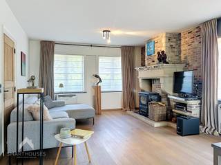 <p>Op het gelijkvloers <span>van de woning bevinden zich een inkomhal met gastentoilet, ruime en lichtrijke leefruimte met uitbouw, uitgeruste keuken met eetplaats, praktische was/bergplaats met douche, en bureel/polyvalente ruimte</span><br />Op het verdiep<span> is een nachthal met ingemaakte kasten, badkamer met ligbad, afzonderlijk toilet, 3 slaapkamers waarvan 2 met ingemaakte kasten, en een berging en bergzolder. </span><span>Daarnaast beschikt de woning over een droge kelder, een carport voor 2 wagens en een grote, zuidgerichte tuin met natuurstenen terras, een ruim tuinhuis, en als kers op de taart: open zicht op de velden</span><span><br /></span></p>
<p>Extra troeven:</p>
<ul>
<li><span>tussen Zulte & Waregem</span></li>
<li><span>Zuidgerichte tuin met prachtig vergezicht</span></li>
<li><span>Carport 2 auto’s + oprit 4 auto's</span></li>
<li><span>Robotmaaier</span></li>
<li><span>Terras in natuursteen</span></li>
<li><span>Professioneel geschilderd</span></li>
<li><span>Voleiken parketvloer in leefruimte + keuken</span></li>
<li><span>Inbouwkasten in de berging, het bureel, de nachthal en de slaapkamers</span></li>
<li><span>22 zonnepanelen met groene stroomcertificaten (+-1750€/jaar)</span></li>
<li><span>Warmtepomp + airco’s (</span><span>2023)</span></li>
<li><span>Regenwaterput van 10.000L</span></li>
</ul>
Richtprijs: 625.000 euro<br />
<p>Deze woning is te koop ZONDER makelaar via Smart Houses! Inlichtingen of bezoek? (Onze bezoekdag gaat door op 19 september) Contacteer de eigenaar via +32474338146 of kathleenvercruysse09@gmail.com</p>