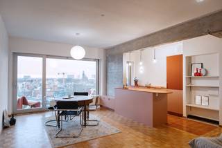 Sommige appartementen laten je meteen anders kijken. Letterlijk. Op de tiende verdieping van residentie “Den Dreihoek” ontvouwt zich een uitzicht...