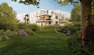 <p>Op een uitzonderlijke locatie in Varsenare presenteren wij Terra Nova: een nieuwbouwproject waar hedendaagse architectuur, duurzaam wonen en een unieke groene leefomgeving samenkomen. Het concept *wonen in een park* staat centraal: een autoluwe omgeving met aangelegde groenzones, wandelpaden en open zichten, ontworpen met maximale aandacht voor privacy en levenskwaliteit. Grote raampartijen en ruime terrassen zorgen voor een optimale lichtinval en een sterke connectie met het groen. Alles afgewerkt met duurzame, hoogwaardige materialen.<br /><br />Residentie LUNA is gelegen langs de Gistelsteenweg in Varsenare, met zicht op de groene omgeving. Deze residentie bestaat uit 27 appartementen en is meteen ook de grootste residentie van het project. Bewoners kiezen ondergronds uit staanplaatsen, enkele garages of dubbele garageboxen, XL-boxen en privatieve bergingen — zodanig de bovengrondse omgeving maximaal groen, veilig en aangenaam blijft.<br /><br />Alle appartementen voldoen aan de BEN-norm (Bijna-Energie-Neutraal) en zijn uitgerust met moderne technieken voor een laag energieverbruik en een aangenaam binnenklimaat.<br />Met een E-peil richting E20 tot zelfs E10 geniet u van een lagere energiefactuur en mogelijk een vrijstelling van onroerende voorheffing gedurende vijf jaar. Onder bepaalde voorwaarden komt u bovendien in aanmerking voor het verlaagd btw-tarief van 6%.<br /><br />Terra Nova is een realisatie van Projectontwikkeling Jacxsens, een ervaren en financieel solide bouwpartner met een sterke reputatie in kwalitatieve residentiële projectontwikkeling. Doordachte architectuur, duurzame bouwtechnieken en een uitgesproken aandacht voor wooncomfort en afwerking kenmerken hun projecten.<br /><br />De verwachte oplevering voor Residentie Luna wordt voorzien begin 2028.<br /><br />Interesse? Maak vandaag nog vrijblijvend een afspraak voor een persoonlijk gesprek.</p>