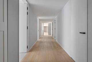 - La domiciliation n’est pas possible ici. Contrat de bail commercial, durée minimale de 3 ans -<br /><br />Ce penthouse ensoleillé est une opportunité unique pour ceux qui recherchent luxe et confort. Situé en plein cœur d’Anvers, il offre une vue imprenable sur la ville ainsi qu’une vaste terrasse où vous pourrez profiter du soleil et du panorama en toute tranquillité.<br /><br />Avec 3 grandes chambres et 2 salles de bains, cet appartement est parfait pour une famille ou pour accueillir des invités. Sa superficie habitable de pas moins de 300 m² offre tout l’espace nécessaire. Le penthouse dispose en outre d’un espace de rangement et d’un garage avec 3 places de stationnement (dont une équipée d’un chargeur électrique), ce qui vous évite tout souci de stationnement.<br /><br />Le contrôle d’accès assure une sécurité et une intimité optimales, afin que vous vous sentiez toujours en sécurité chez vous.<br /><br />Disposition : Spacieuse entrée, vaste séjour avec accès à la terrasse ; salon avec cheminée au gaz, salle à manger et cuisine entièrement équipée avec arrière-cuisine. Suite parentale avec salle de bains et dressing, deux chambres avec salle de bains commune, buanderie séparée. Équipé de climatisation et chauffage par le sol.<br /><br />Ce penthouse est une occasion unique de profiter du luxe et du confort au cœur d’Anvers. Avec toutes les commodités nécessaires et une vue splendide, c’est l’endroit idéal pour vivre.<br /><br />La domiciliation n’est pas possible ici. Contrat de bail commercial, durée minimale de 3 ans.